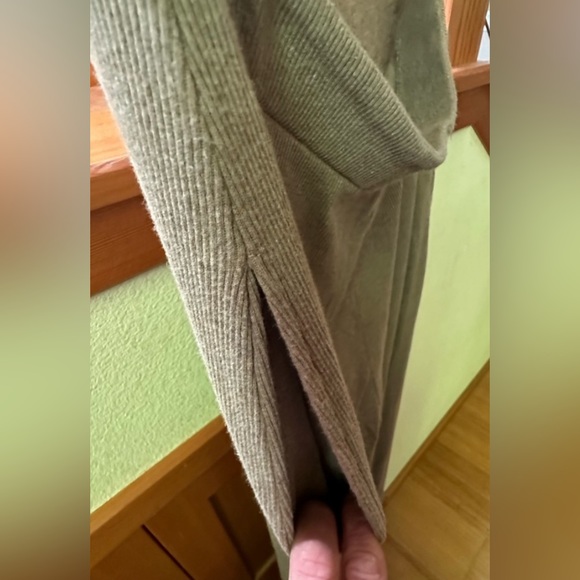 American Eagle jumpsuit. Brown, size small will fit a medium. - Picture 9 of 10